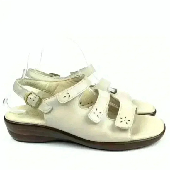 SaS sandals size 9.5 beige leather floral strappy orthopedic - Picture 1 of 9
